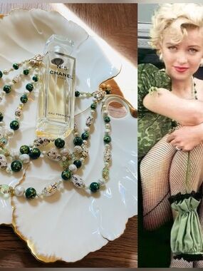 ♥️ Vintage 1960s Beaded Green & White Necklace